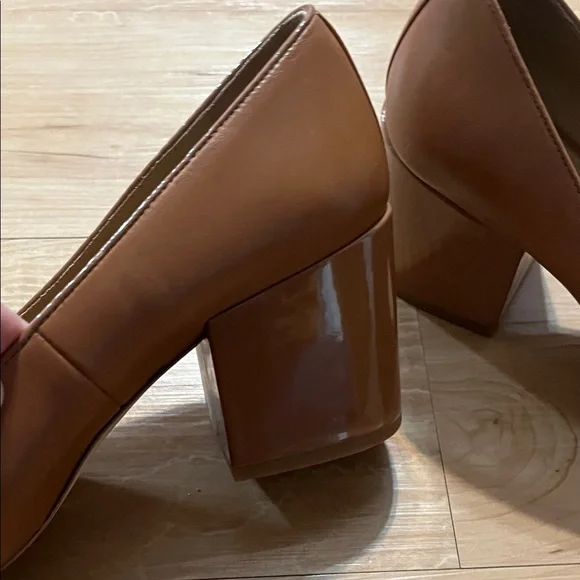 Classic, beautiful Tory Burch Block Heels - Picture 4 of 6